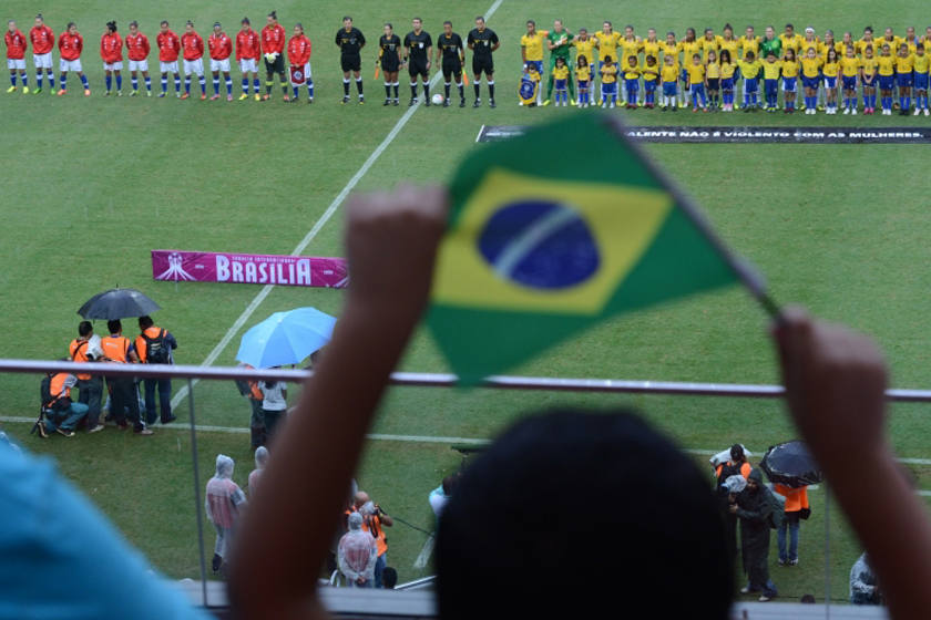 “É tetra, é tetra”… Meninas do Brasil vencem no futebol e fazem história no handebol