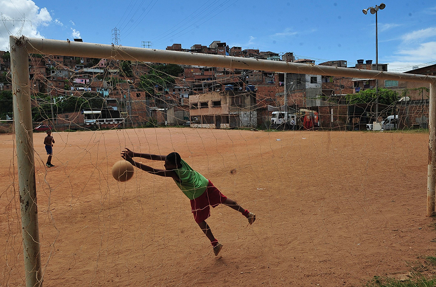 Aumento da violência e do trabalho infantil preocupa comunidade em Salvador