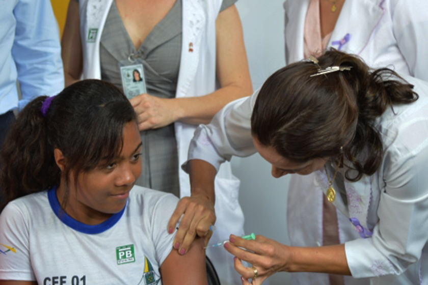 HPV: meninas entre 11 e 13 anos devem receber segunda dose da vacina