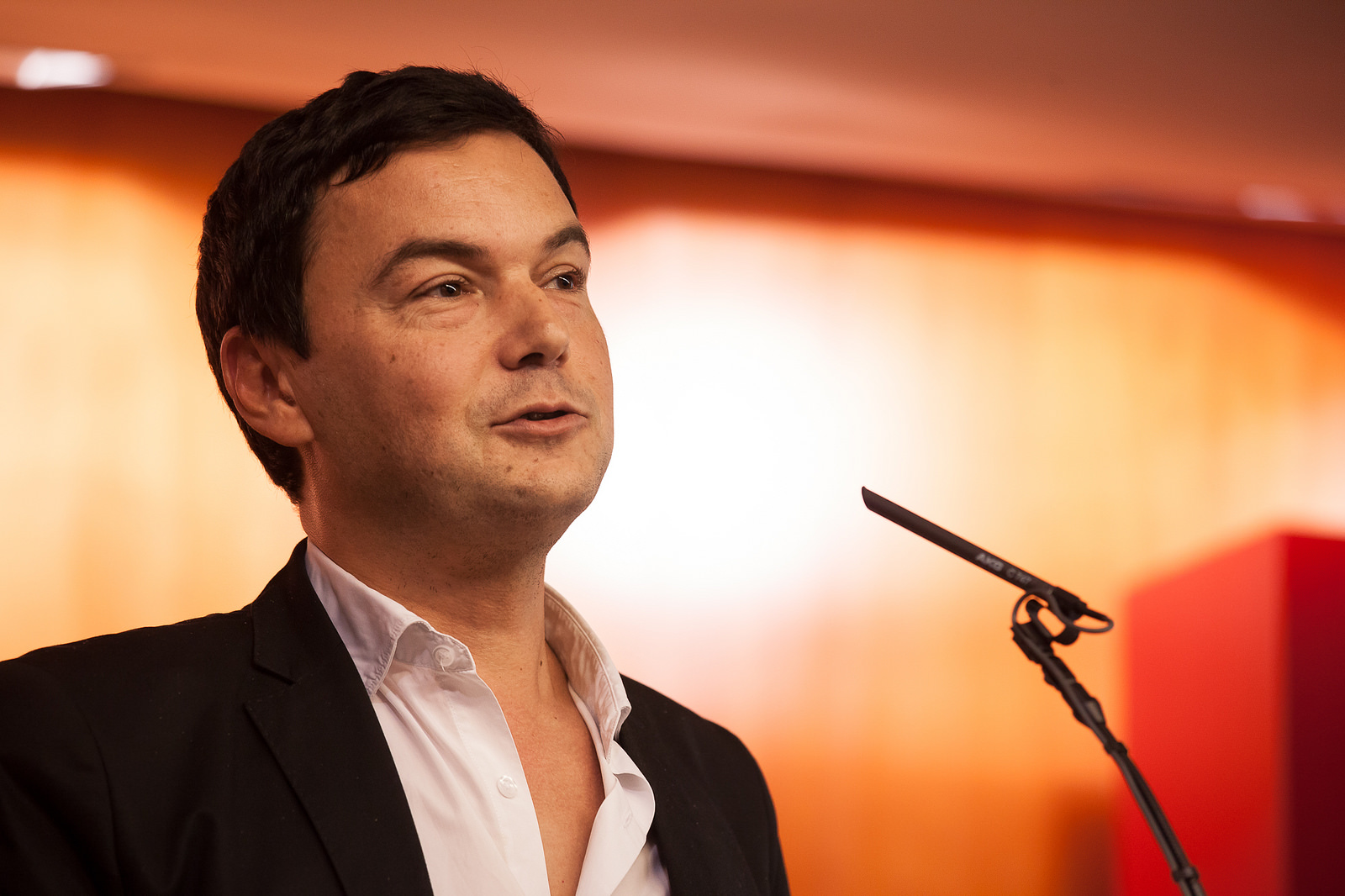 Thomas Piketty: Taxar riquezas para diminuir desigualdades