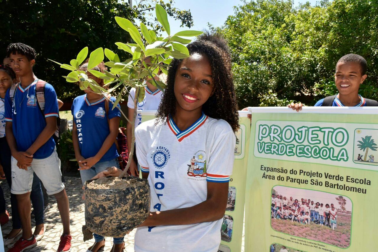 Dia da Árvore: Estudantes participam do Projeto Verde Escola em Itapuã