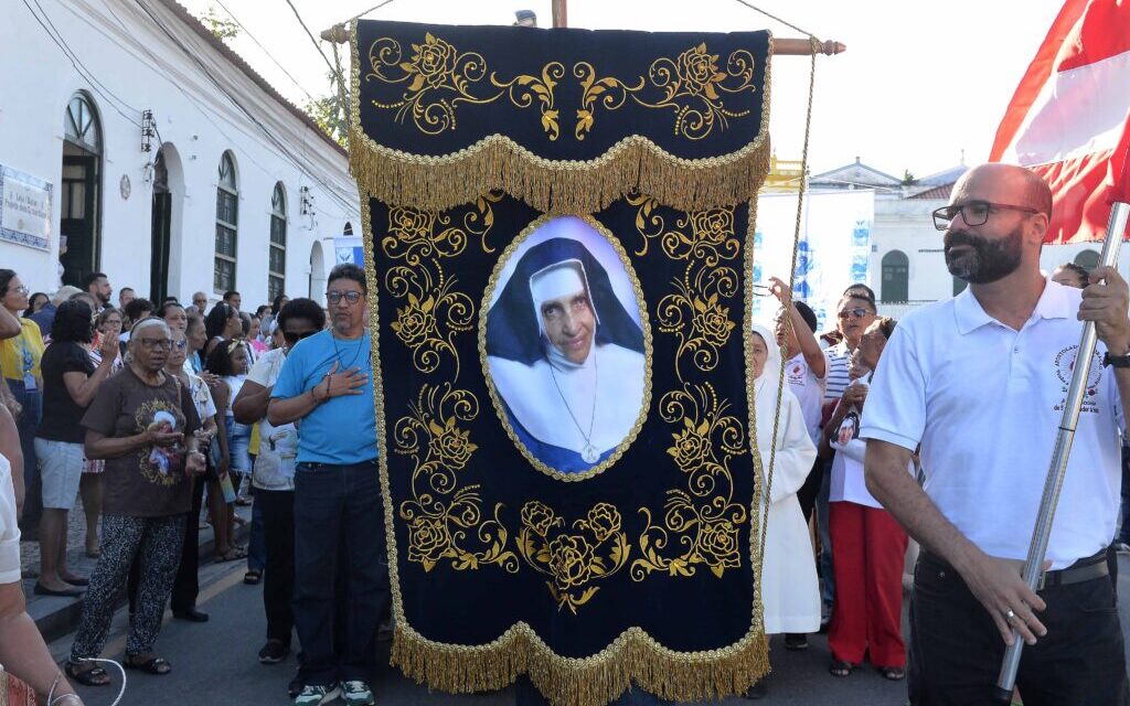 Pianista se apresenta em carreata que vai percorrer as ruas de