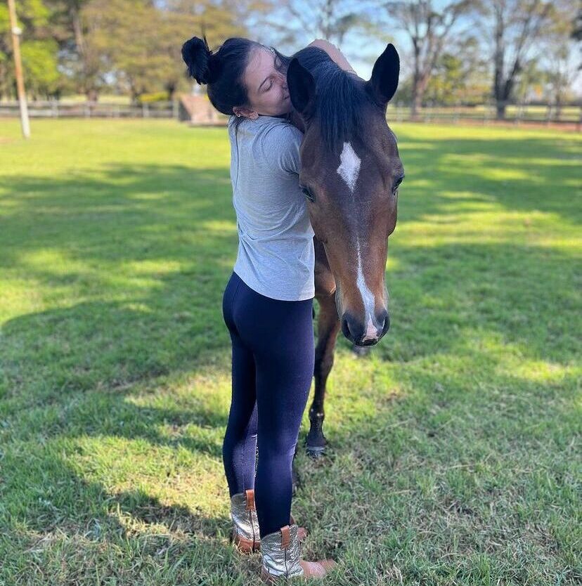 Ana Castela publica foto ao lado de seu cavalo e encanta fãs Catado