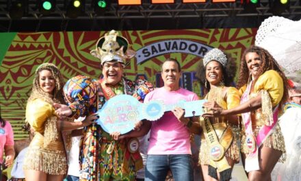 Bruno Reis entrega chave da cidade ao Rei Momo e abre oficialmente o Carnaval de Salvador