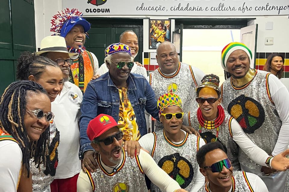 Alpha Blondy se torna embaixador da Escola Olodum em visita histórica a Salvador