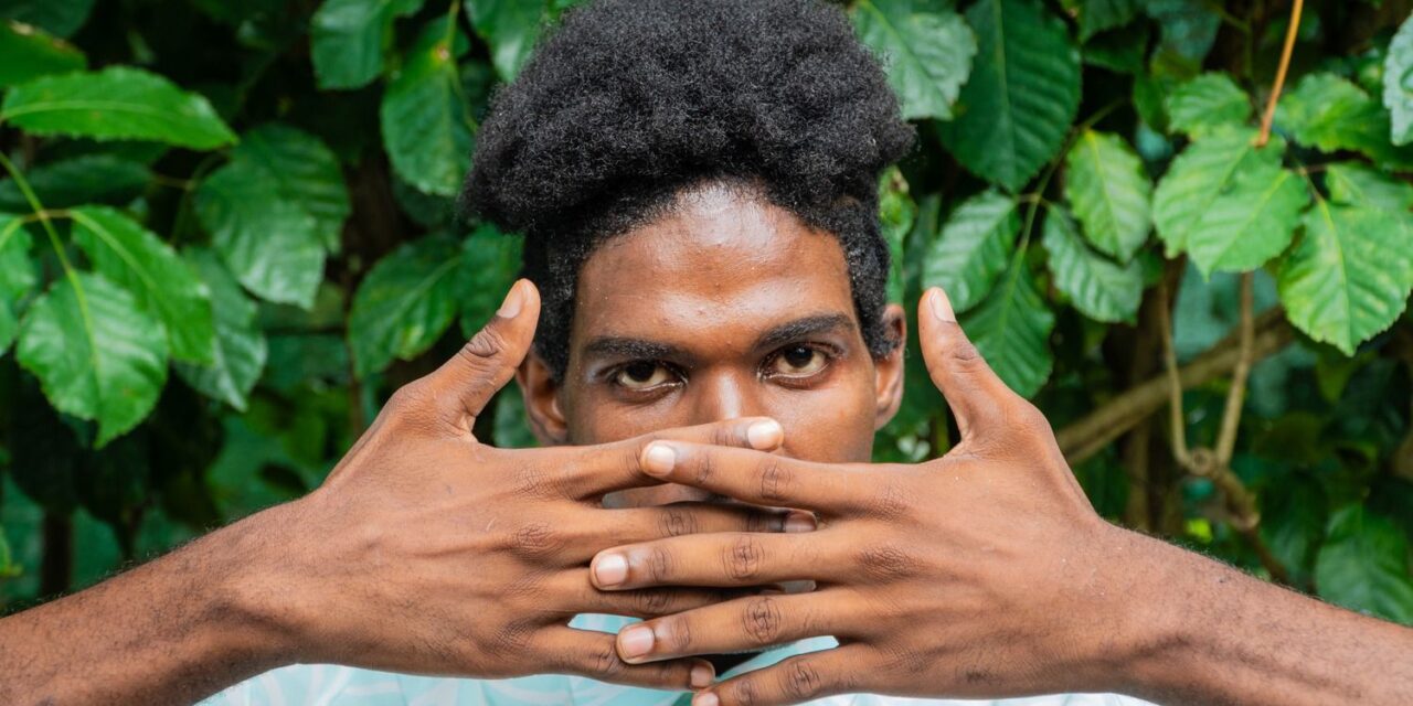 Silas Niehaus lança EP “Màriwò” celebrando identidade preta, LGBTQI+ e periférica