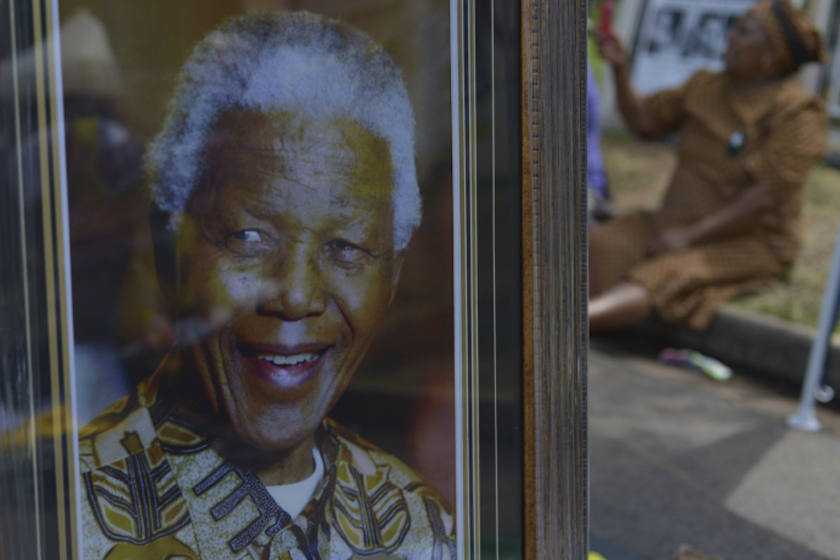 Após velório de 10 dias, corpo de Mandela é enterrado em Qunu