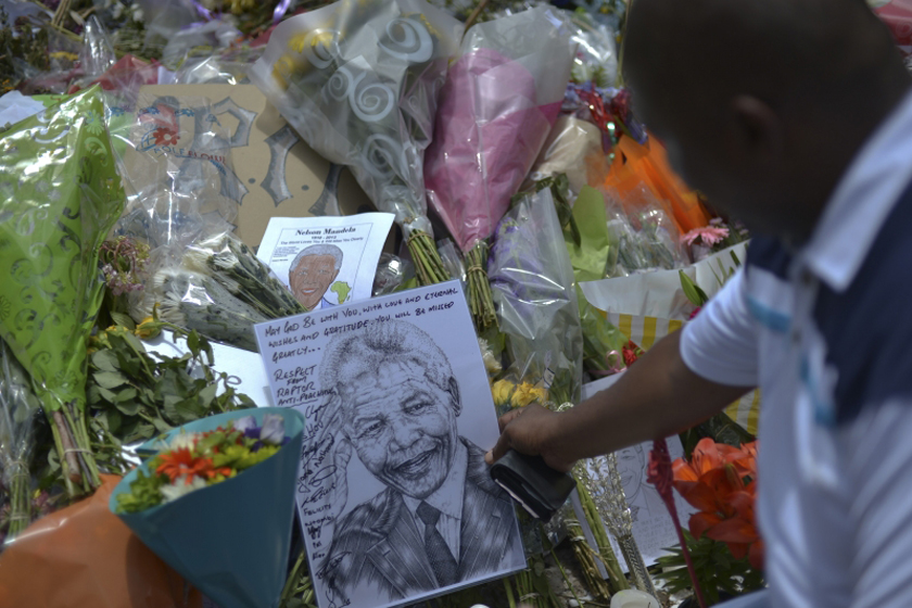 Corpo de Mandela chega à Qunu, onde será enterrado