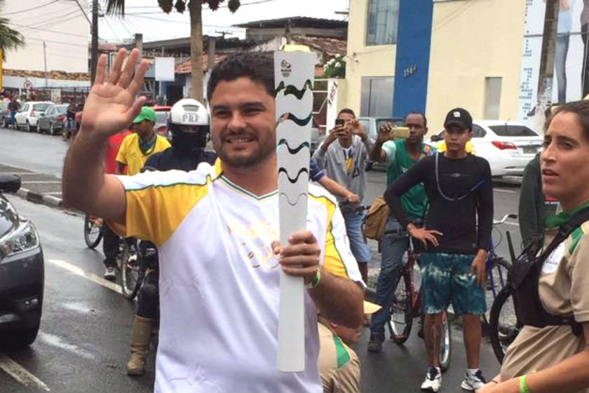 Jornalista do Bahia na Lupa conduz Tocha Olímpica em Feira de Santana