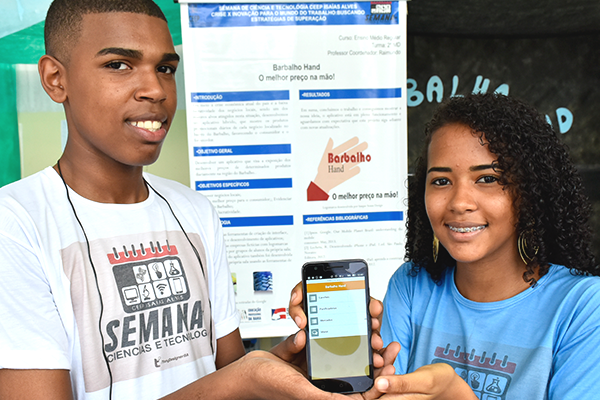 Estudantes baianos criam carregador de celular à base de energia solar