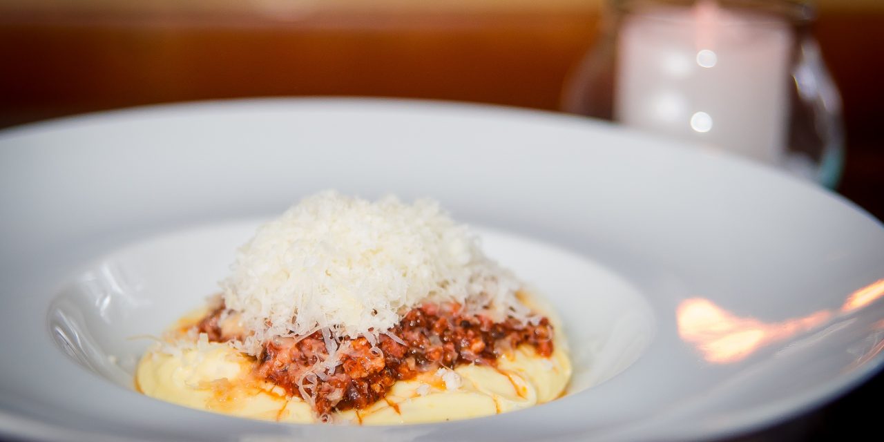 De Curitiba à Bahia, aprenda a fazer uma Polenta cremosa com ragú bolognesa