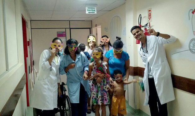 Folia em forma de trocas afetivas para pacientes da pediatria e hemodiálise em hospital público