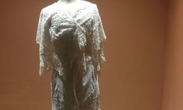 Evolução do traje feminino é tema de exposição no Shopping Paseo