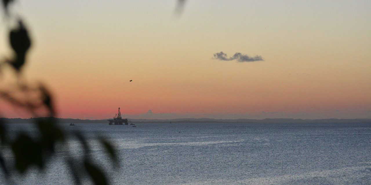 Por do sol na Baia de Todos os Santos visto de igreja do século 16