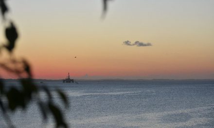 Por do sol na Baia de Todos os Santos visto de igreja do século 16