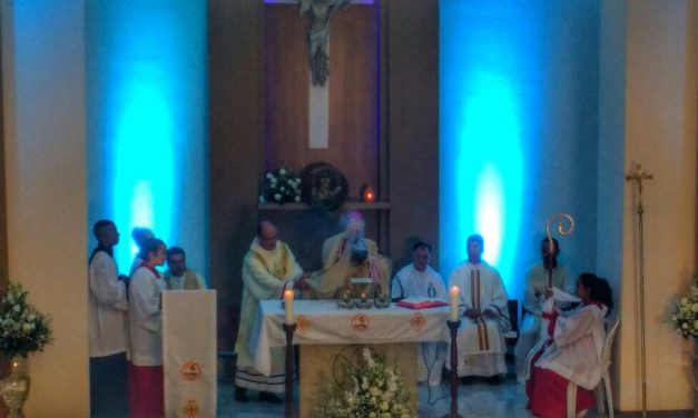 Jovens baianos fotografam expressões de fé em missas católicas
