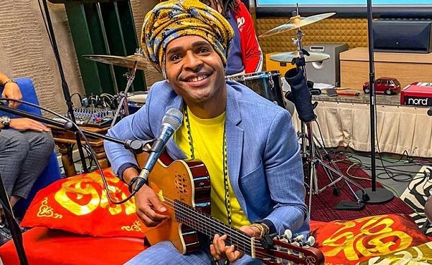 Cantor baiano Tom Dantas lança novo projeto audiovisual gravado na França