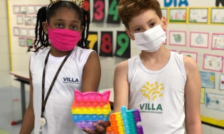 Escola de Salvador transforma brinquedo da moda em aprendizado