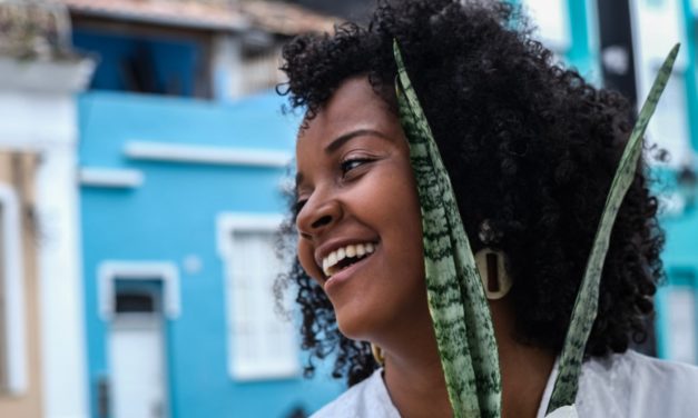 Teatro Gamboa apresenta “O que me atravessa”, show por Dinha Dórea