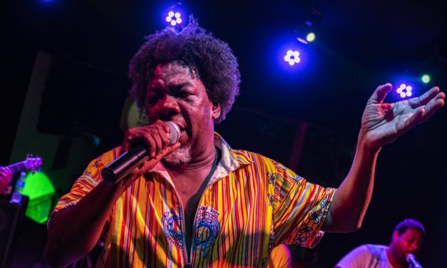 Cantor Aloísio Menezes estreia projeto gastronômico e cultural na Casa do Benin