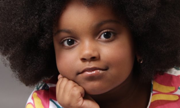 Modelo Mirim Negra Lis Dórea desfila em shopping baiano