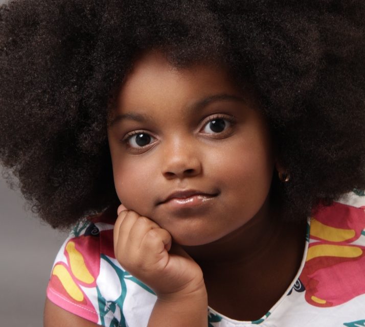 Modelo Mirim Negra Lis Dórea desfila em shopping baiano