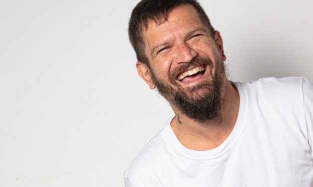 Saulo estreia novo álbum reunindo nomes como Dexter, Afrocidade, Melim, Vítor Kley, Durval Lelys, Anna Tréa, Melly e Arthur Ramos