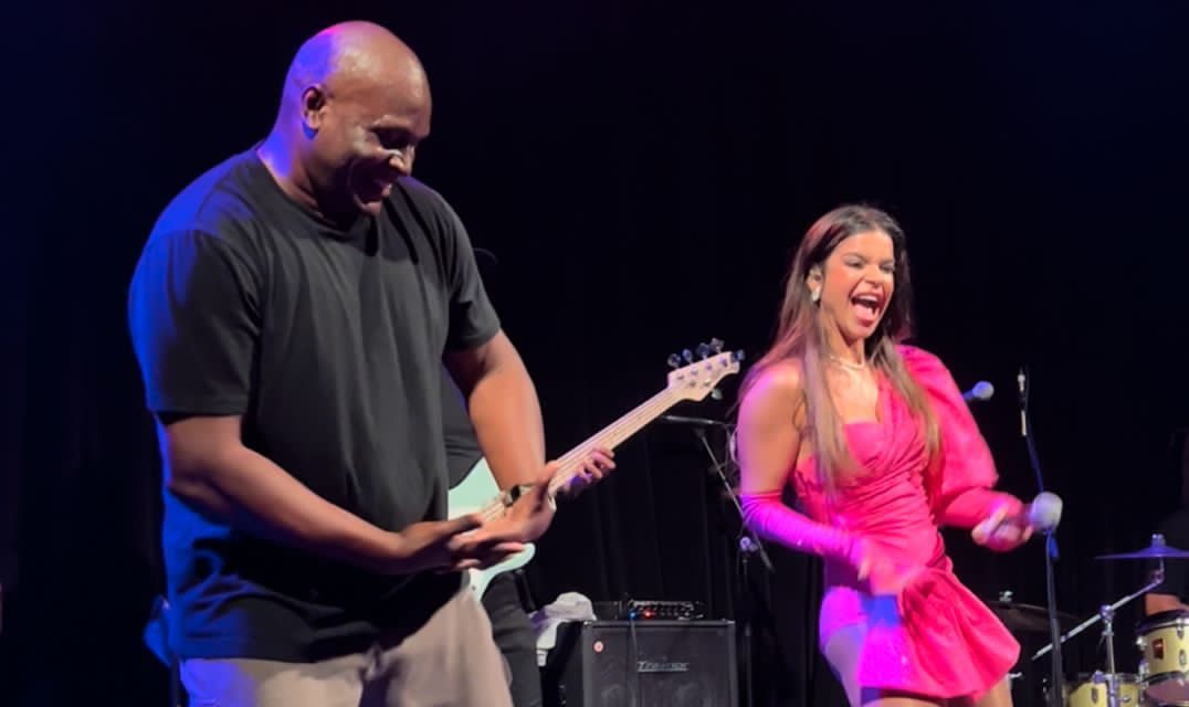 MARI ANTUNES COM O BABADO NOVO FAZEM SHOW NO CANADÁ E RECEBE O EX DANÇARINO JACARÉ NO PALCO