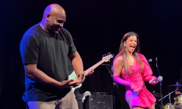 MARI ANTUNES COM O BABADO NOVO FAZEM SHOW NO CANADÁ E RECEBE O EX DANÇARINO JACARÉ NO PALCO