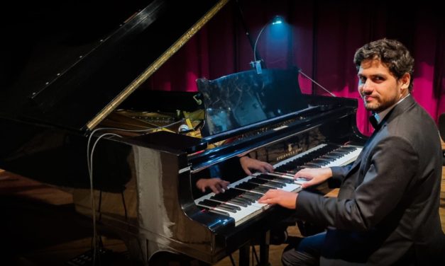 Projeto reúne pianista e 9 intérpretes em show com sucessos nacionais e internacionais