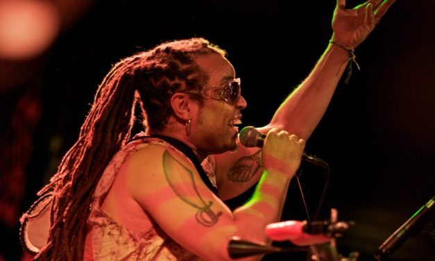 Dendê Macedo lança EP na Varanda do Teatro Sesi Rio Vermelho