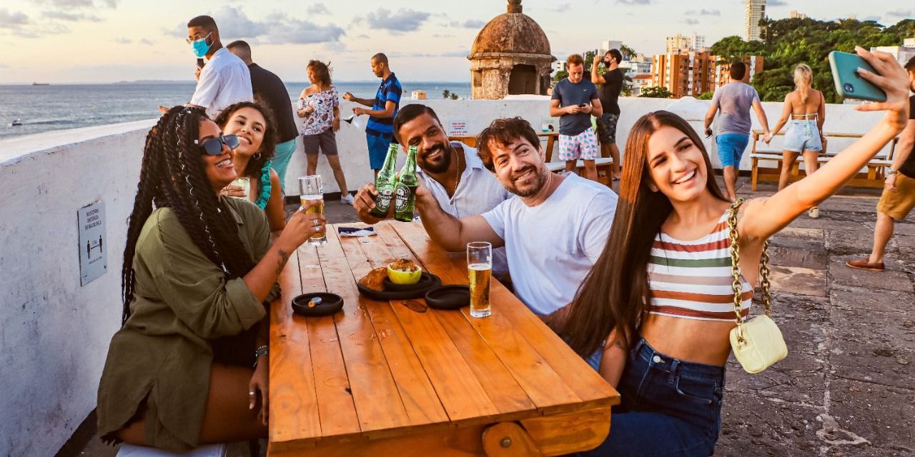 CERVEJA BLUE MOON CHEGA AO MIRANTE FAROL DA BARRA