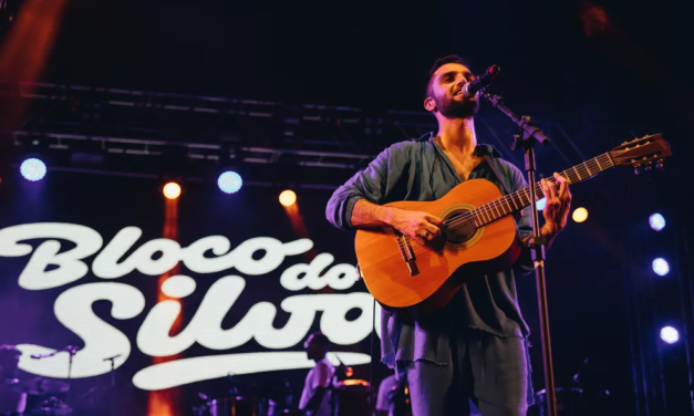 Silva revive sucessos do carnaval na folia do Camarote Planeta Band 2023