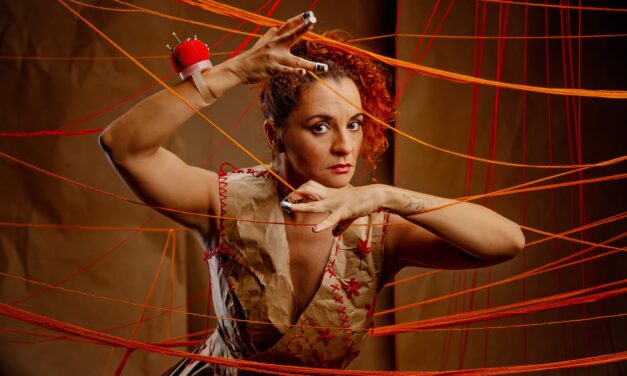 Aviamentos, solo com Andrea Rabelo, em temporada no Teatro Sesi Rio Vermelho