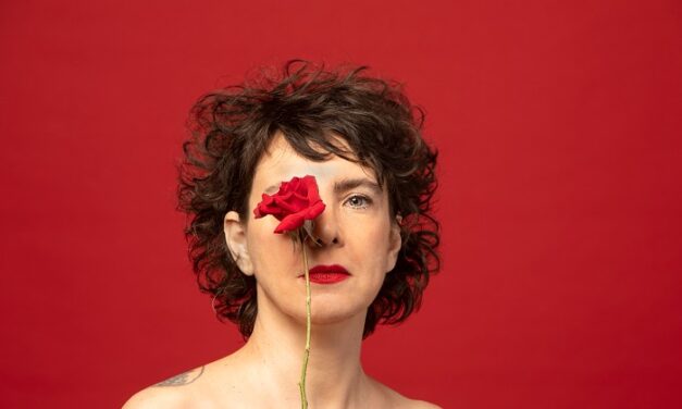 Adriana Calcanhotto faz tributo a Gal Costa no show “Coisas Sagradas Permanecem”