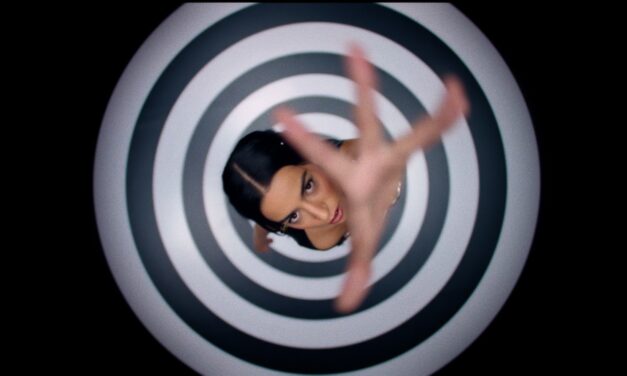 Marina Sena exalta a coragem no clipe de “Olho no gato”