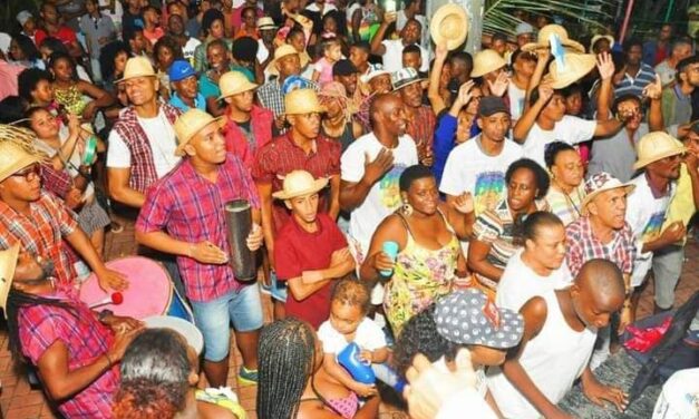 Grupo Samba do Morro apresenta o tradicional Samba Junino no bairro da Federação em comemoração aos seus 35 anos de história