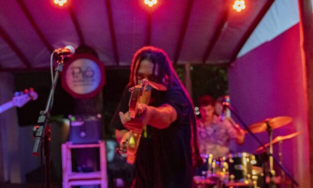 Sextou com blues de Júlio Caldas, no Rio Vermelho