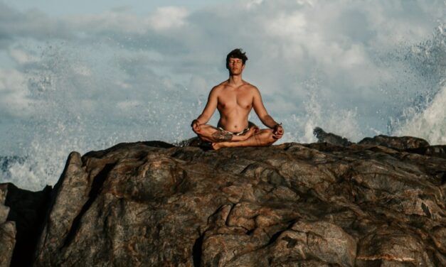 Sábados de setembro terão programação de yoga no Blue Praia Bar