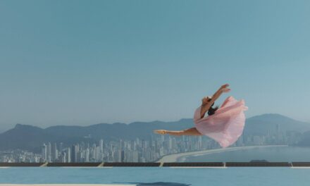 Escola do Teatro Bolshoi no Brasil lança manifesto gravado com bailarina no heliponto do mais alto empreendimento Residencial da América Latina