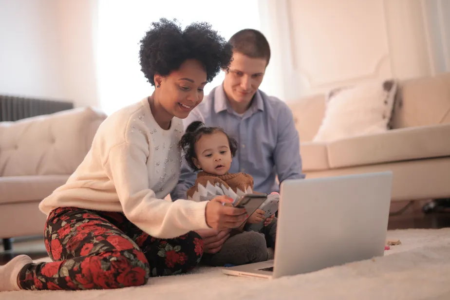 Pais e mães compartilham suas experiências e estratégias para criar os filhos na era digital