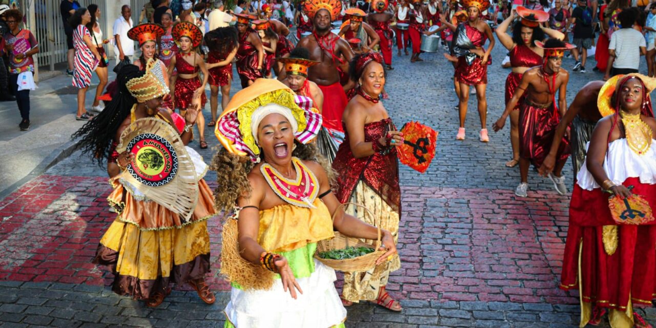 Desfile celebra ancestralidade negra com encontros inéditos de blocos afro e afoxés na Praça Castro Alves