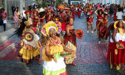 Desfile celebra ancestralidade negra com encontros inéditos de blocos afro e afoxés na Praça Castro Alves