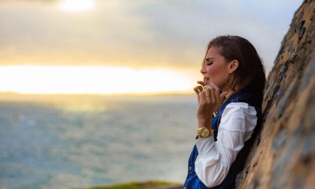 Cantora Grace Vasconcelos uma voz, um sentimento, uma adoradora a serviço do Reino de Deus