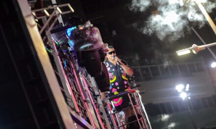 Xanddy Harmonia agita público na estreia da Melhor Segunda-Feira do Mundo no pré-Carnaval