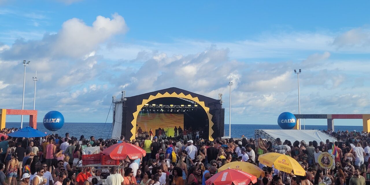 “Ninguém está fazendo música da Bahia, então alguém tem que fazer”, comenta Saulo em show no Jardim dos Namorados