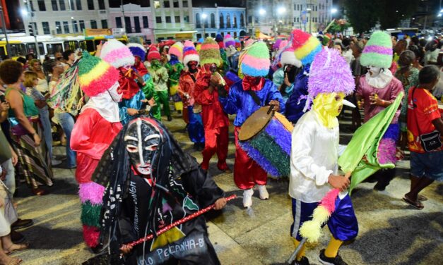 Praça Cairu vira palco de múltiplas expressões da cultura popular em abertura do Viva Verão