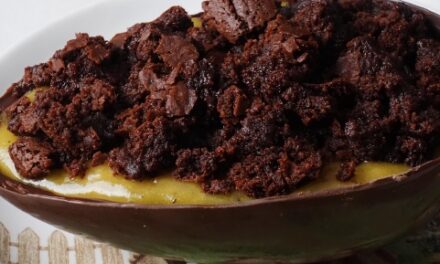 Aprenda a fazer ovo de colher de maracujá com brownie