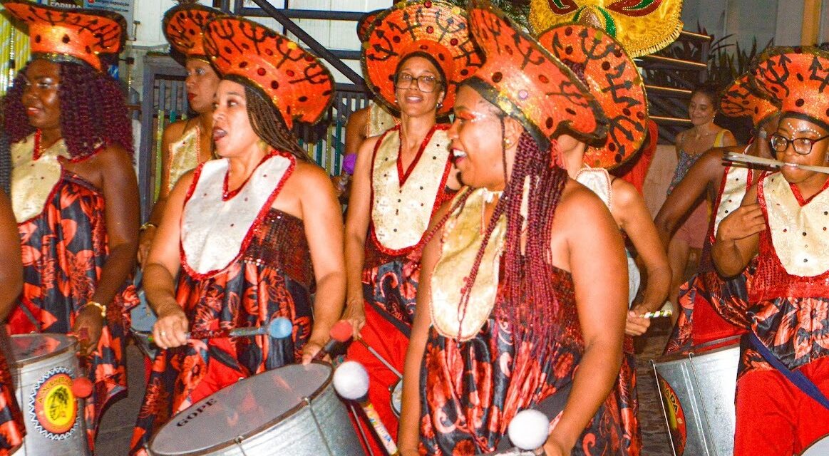 Banda A Mulherada faz show gratuito no Espaço Cultural da Barroquinha