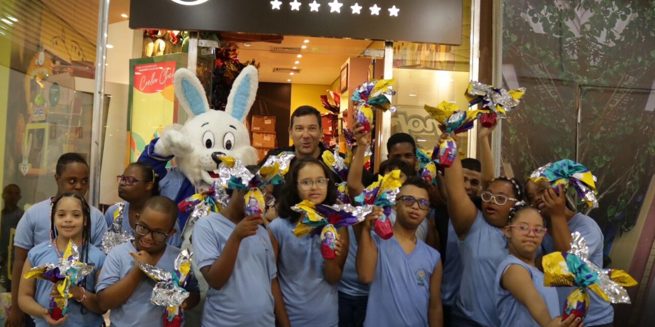 Crianças assistidas pela Apae Salvador ganham ovos de Páscoa em ação do Shopping Itaigara em parceria com a Cacau Show